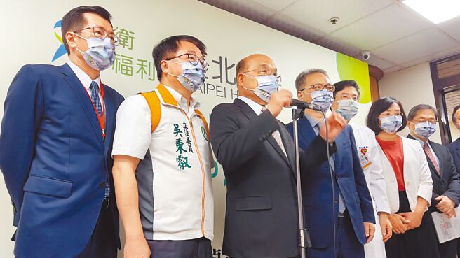 行政院長蘇貞昌昨上午受訪，針對便當會被批評黨國不分作出回應，他表示民主政治就是政黨政治，利用午休時間召集地方民意代表了解地方民意，是再正常不過了。（呂健豪攝）