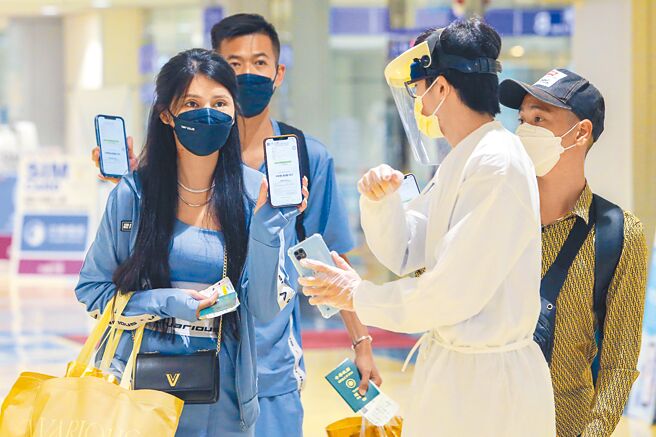 新冠肺炎疫情趨緩，外界關注入境檢疫何時有機會放寬到「0+7」，中央流行疫情指揮中心發言人莊人祥表示，目前朝這個方向考量，但是否下個月實施，目前還沒有定論。（圖中人物非新聞當事人）（陳麒全攝）