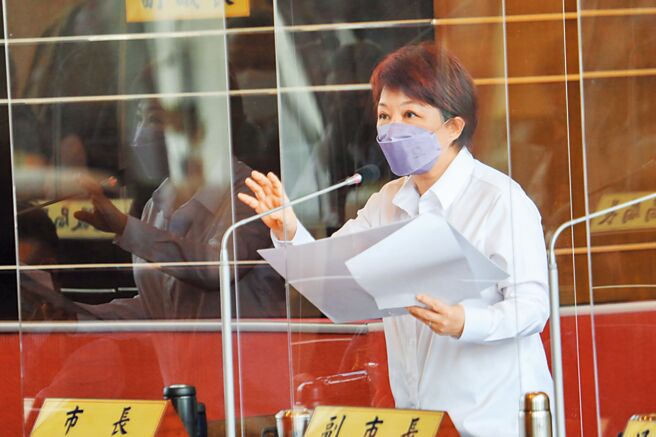 台中市議會成為藍綠選戰攻防延伸戰場，台中市長盧秀燕尋求連任，除了努力拚市政、端出政績，面對民進黨團在議場與民進黨籍參選人蔡其昌裡應外合、炒熱選情，盧市府團隊需謹慎應戰。（謝瓊雲攝）