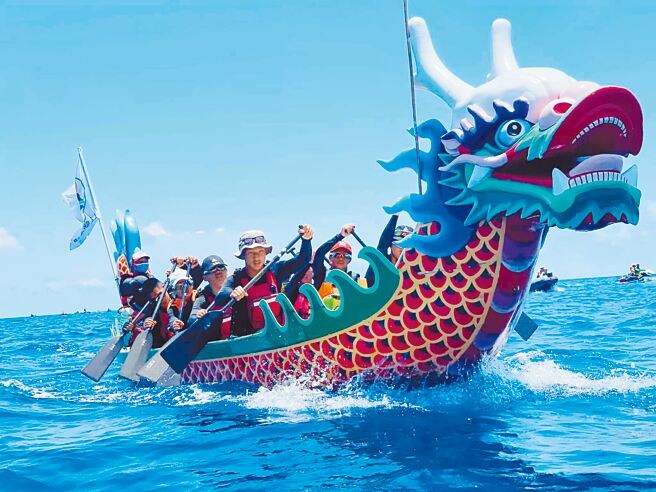 2022「黑水騰龍，勇渡西瀛」海域龍舟運動26日一早從布袋第3漁港出發，龍舟在3組人馬輪替划槳下，不到10小時就抵達澎湖龍門港。（取自王宣貿臉書／呂妍庭嘉義傳真）