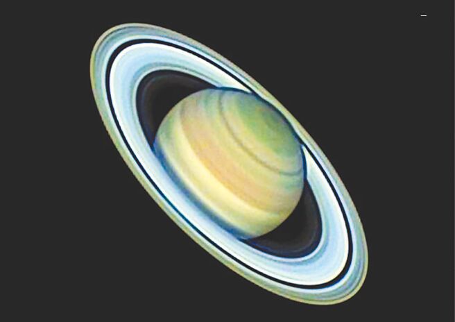 台北天文馆公布8月亮点天象，有每小时数百颗的英仙座大型流星雨、土星衝、灶神星衝、水星东大距与太阳黑子等天象。图为土星。（台北市立天文馆提供／游念育台北传真）