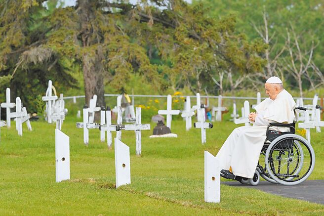 教宗方济各造访加拿大，向原住民道歉，1831年至1996年，天主教会代表政府成立139所寄宿学校，约6000名儿童多死于营养不良和疾病，孤零零被遗忘在无名坟冢中。（摘自Vatican News网站）