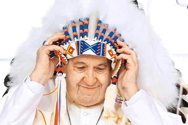 教宗谈话结束后，戴上印第安原住民传统羽毛头饰。（摘自Vatican News网站）