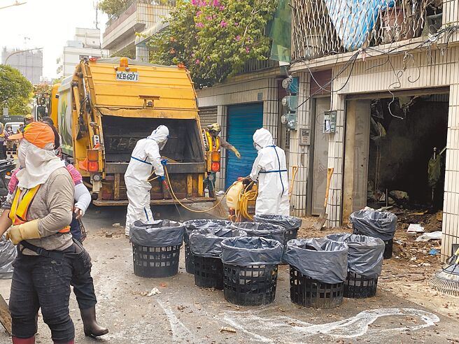 高市三民區寶獅里克武路一處民宅因長期堆放大量雜物不打掃，鼠滿為患，環保局集結各單位前往清消，花了大半天也才清空1樓。（高市環保局提供／柯宗緯高雄傳真）