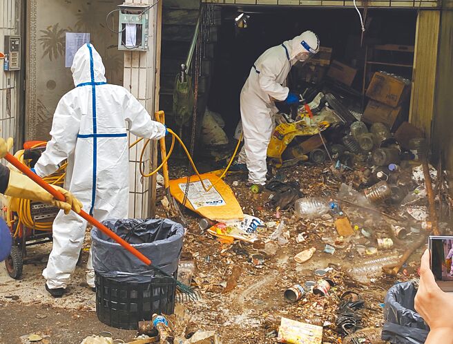 高市三民區寶獅里克武路一處民宅因長期堆放大量雜物不打掃，鼠滿為患，環保局集結各單位前往清消，花了大半天也才清空1樓。（高市環保局提供／柯宗緯高雄傳真）