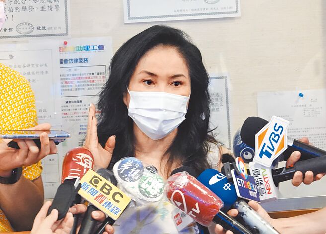 李亚萍昨谈到余天、余苑绮身体状况泪崩。（姚志平摄）