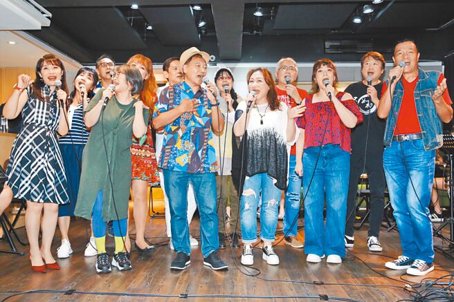 施孝荣（前排左三）昨领军民歌手为夏日民歌嘉年华练团。（宽宏艺术提供）
