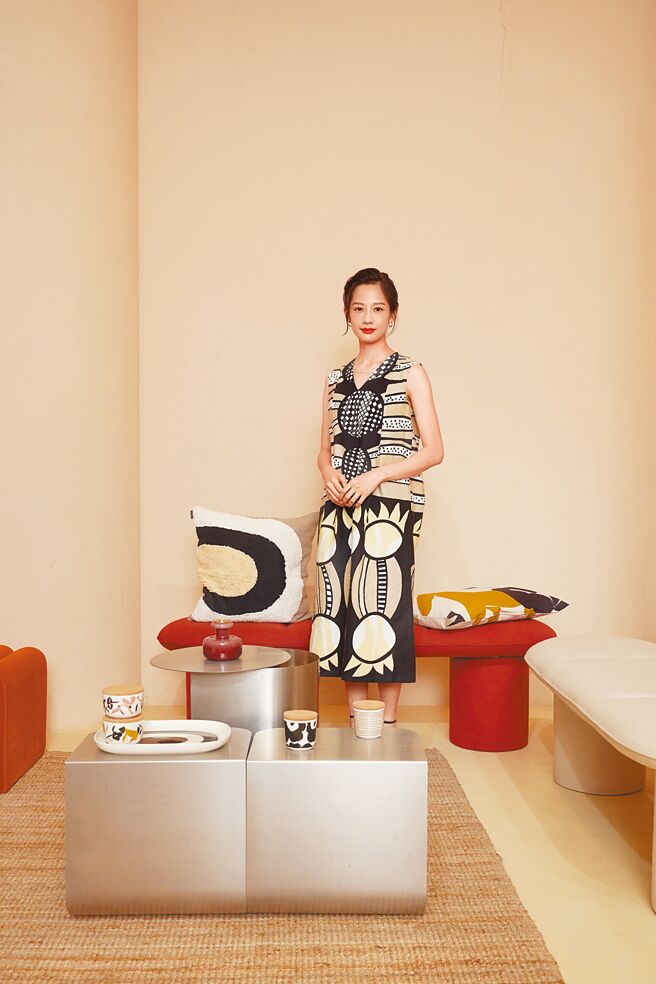 简嫚书以Marimekko创作的全新印花煎饼草莓酱登场，表示该件洋装呈现出她沉稳中略带俏皮的个性，宛如量身打造。（Marimekko提供）