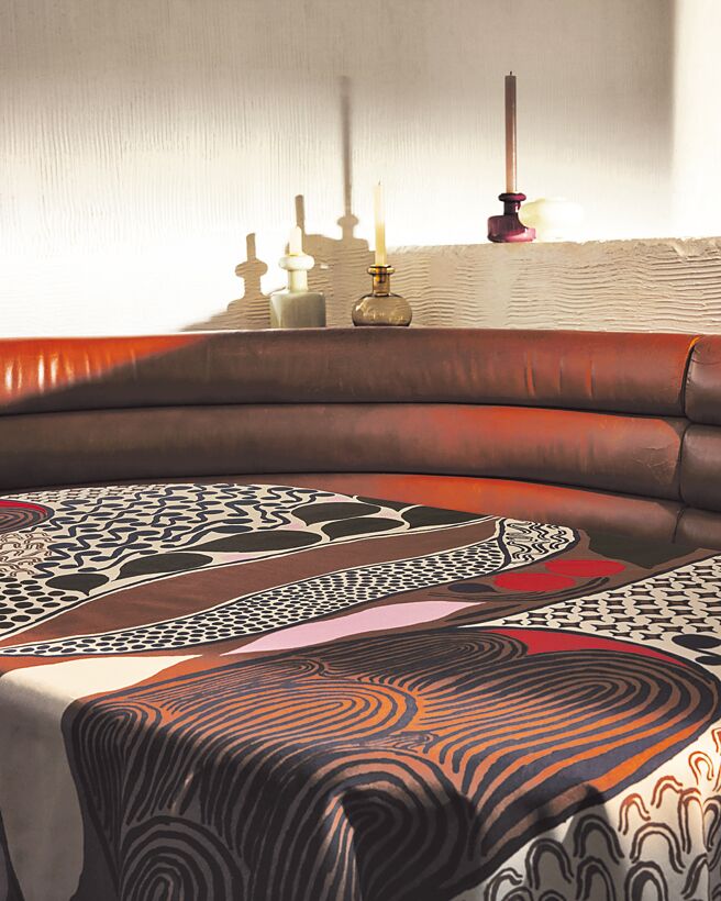 Marimekko秋冬家品系列採中性色调的经典印花，有以动物为灵感的野兔、北极狐和岩石雷鸟等图腾。（Marimekko提供）