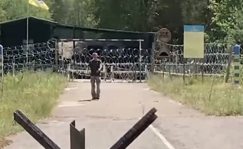一名乌克兰军男子疑似喝得太醉，握持手榴弹向白俄罗斯边防军叫嚣真主至大。（翻摄自Telegram）(photo:ChinaTimes)