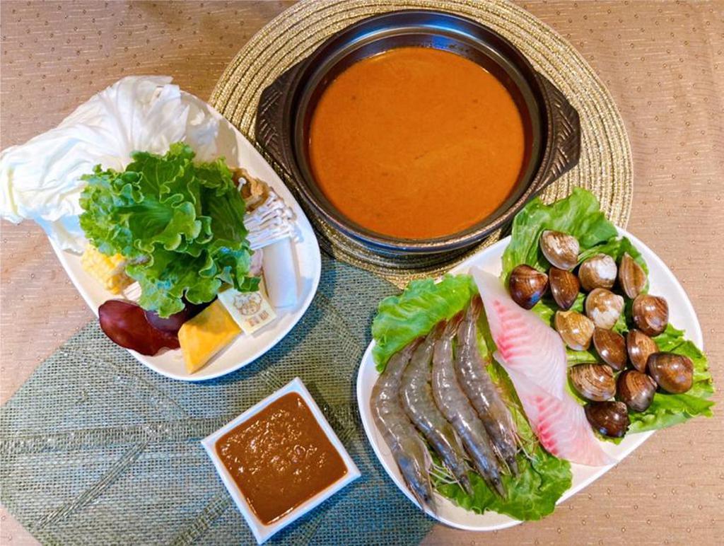 （錢都日式涮涮鍋攜手MAMAK檔星馬料理今夏推出「叻沙海鮮鍋」。圖／錢都涮涮鍋提供）