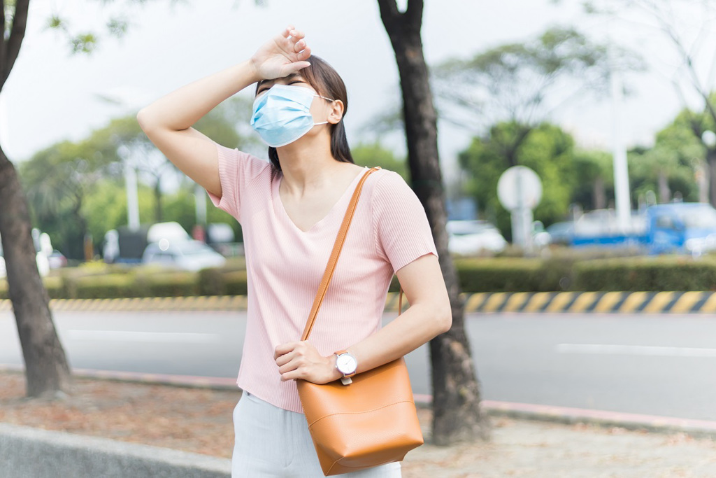 營養師林雨薇指出，夏天悶熱，戴口罩容易冒痘痘，除了要更注重個人衛生與保養外，也可透過飲食改善。(示意圖/達志影像)