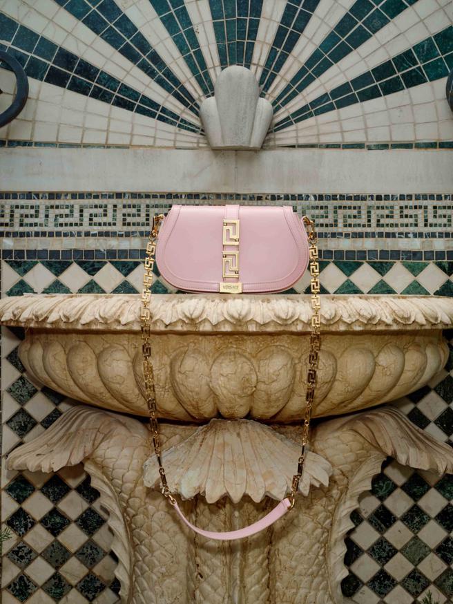 Versace Greca Goddess 迷宮女神肩背包 (亞太區限定桃花粉色款) ，9萬4000元。（Versace提供）