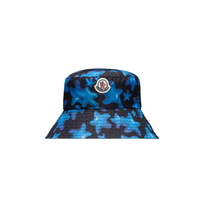 Moncler漁夫帽（深藍色）1萬3600元。（Moncler提供）