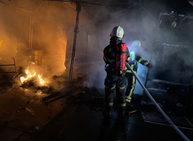 鹿野高台国际热气球嘉年华会场深夜大火，6摊商惨遭焚毁。(台东县消防局提供)