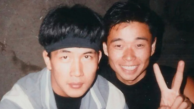 具俊曄年輕時髮量茂密。（姜元來臉書）