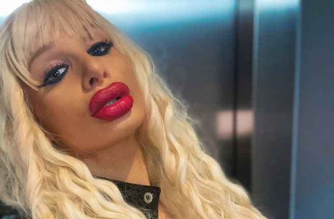 英国AV女优苏菲安德森PO出「胸部狂喷浆」影片，重建胸部再度发生状况。(Sophie Anderson推特)