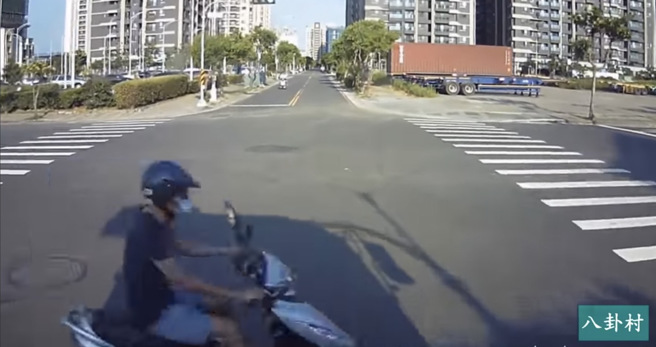 机车骑士不要命闯红灯，差点闹出人命，网惊：「要不是大哥有注意不然就晚七天回家」。（图／八卦村 - 行车纪录器影片上传中心）