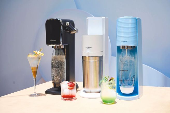 氣泡水機是夏日熱銷商品，暢銷品牌sodastream今年就以「PUSH FOR BETTER」為主題，推出3款新機，以及加大打氣按鍵，更省力的TERRA（見圖），均搭配全球首創專利快扣鋼瓶，以打造單手、輕鬆打出綿密氣泡水的新機種。 （sodastream提供）
