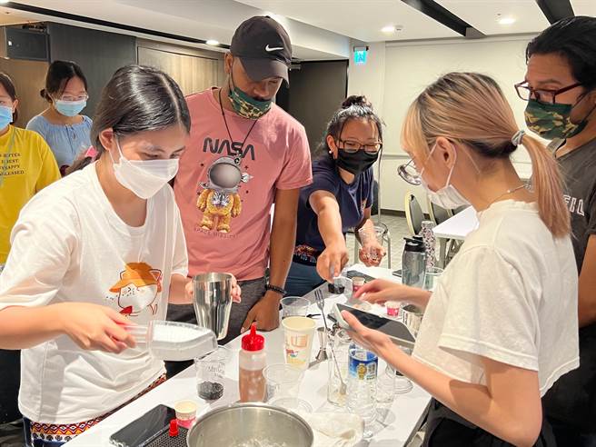 弘光科大跨国混班夏令营，外籍生学习调制台湾饮料。（陈淑娥摄）