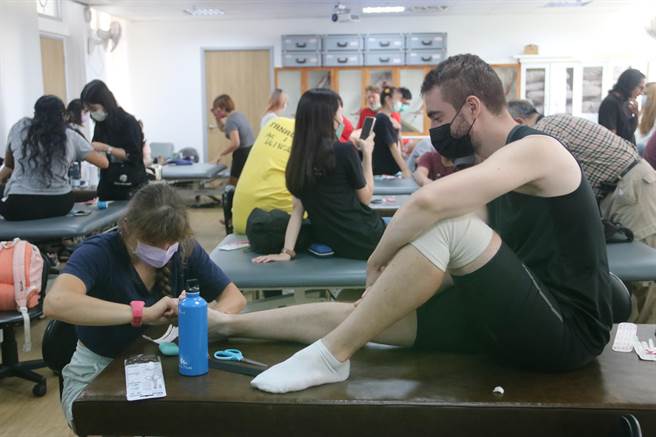 弘光科大跨国混班夏令营，外籍生学习復健包扎。（陈淑娥摄）