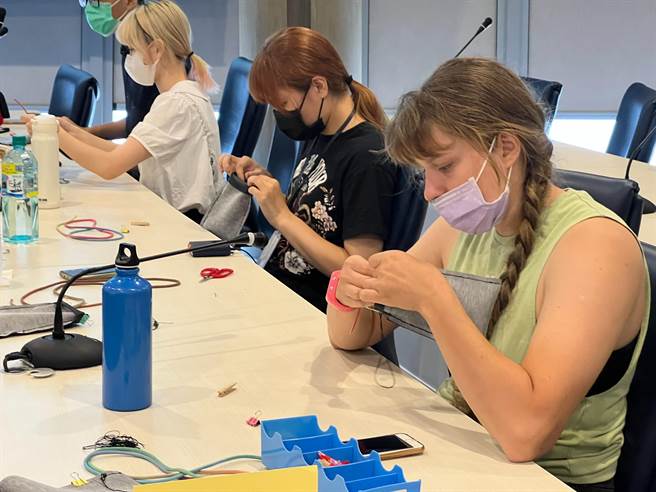 弘光科大跨国混班夏令营，外籍生学习拼布缝纫。（陈淑娥摄）