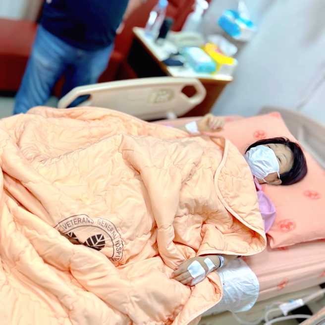 台中市市長盧秀燕昨日（27）晚間7時許刊出一張，手術後虛弱躺在床上、手上多處插著注射管的照片，讓大批網友直呼感動與不捨。（圖／取自盧秀燕臉書）
