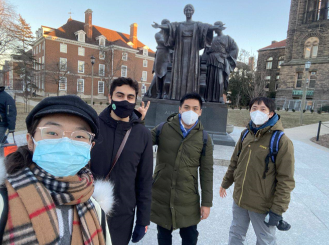 这辈子没出过国的张宸恺(右1)，因交换学生而圆梦。（阳明交大电机系提供）