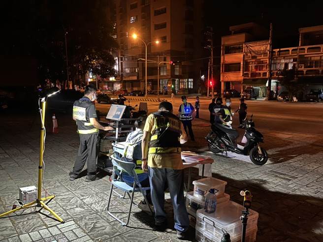 東勢警分局於東關路執行「環警監聯合稽查」專案勤務，2個小時告發3件。（警方提供／陳淑娥台中傳真）