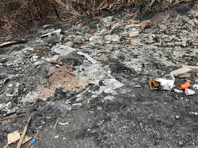 保七总队第四大队于去年7月中旬，接获林务局罗东林区管理处通报，在宜兰县五结乡海边保安林内发现遭人任意弃置、焚烧废弃物，也波及到其余林木。（保七总队提供／吴佩蓉宜兰传真）