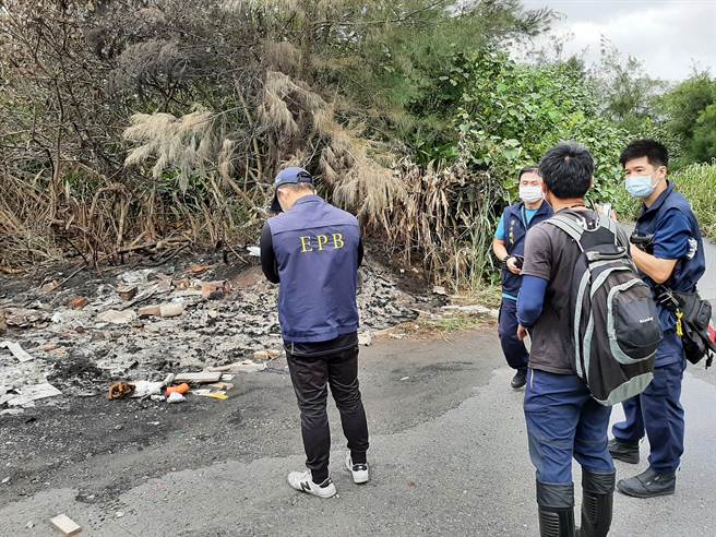 保七总队第四大队于去年7月中旬，接获林务局罗东林区管理处通报，在宜兰县五结乡海边保安林内发现遭人任意弃置、焚烧废弃物，也波及到其余林木。（保七总队提供／吴佩蓉宜兰传真）