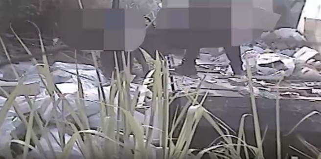 曾嫌与共犯直接将整车的废弃物任意弃置在保安林内的草丛里，还使用打火机将整堆的废家俱、废木板、垃圾等点燃后，也不管是否会波及附近林木，就放任其熊熊大火燃烧，径自扬长而去。（保七总队提供／吴佩蓉宜兰传真）