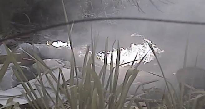 曾嫌与共犯直接将整车的废弃物任意弃置在保安林内的草丛里，还使用打火机将整堆的废家俱、废木板、垃圾等点燃后，也不管是否会波及附近林木，就放任其熊熊大火燃烧，径自扬长而去。（保七总队提供／吴佩蓉宜兰传真）