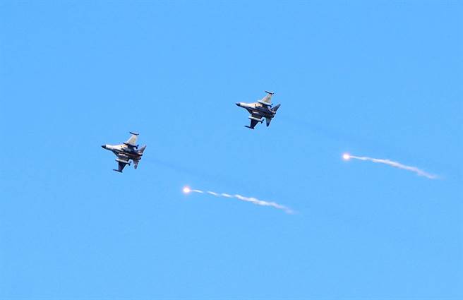 国军汉光38号演习第4天，海军陆战队在屏东加禄堂执行「联合登陆作战」操演。（谢佳潾摄）