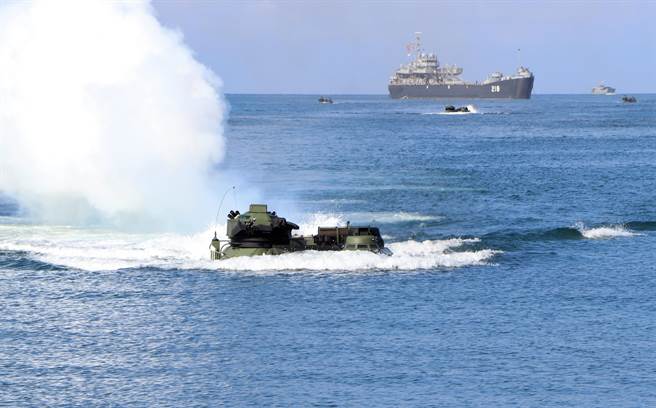 国军汉光38号演习第4天，海军陆战队在屏东加禄堂执行「联合登陆作战」操演。（谢佳潾摄）