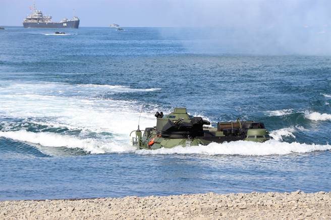 国军汉光38号演习第4天，海军陆战队在屏东加禄堂执行「联合登陆作战」操演。（谢佳潾摄）