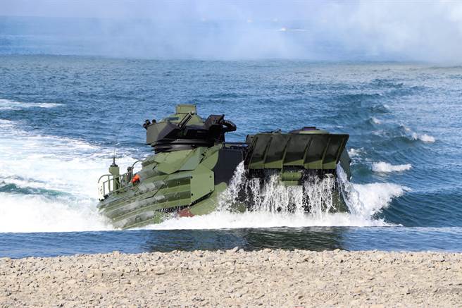 国军汉光38号演习第4天，海军陆战队在屏东加禄堂执行「联合登陆作战」操演。（谢佳潾摄）