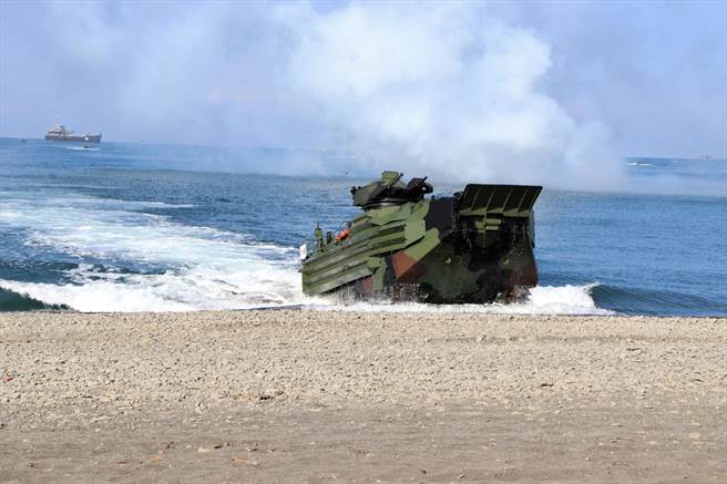 国军汉光38号演习第4天，海军陆战队在屏东加禄堂执行「联合登陆作战」操演。（谢佳潾摄）