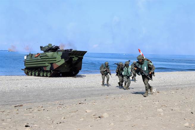 国军汉光38号演习第4天，海军陆战队在屏东加禄堂执行「联合登陆作战」操演。（谢佳潾摄）