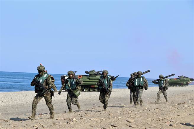 国军汉光38号演习第4天，海军陆战队在屏东加禄堂执行「联合登陆作战」操演。（谢佳潾摄）