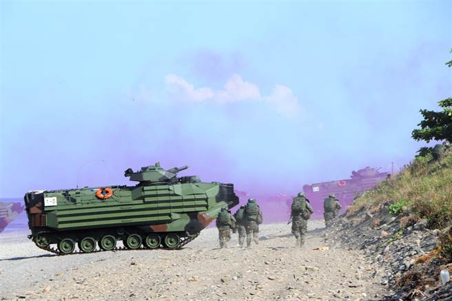 国军汉光38号演习第4天，海军陆战队在屏东加禄堂执行「联合登陆作战」操演。（谢佳潾摄）