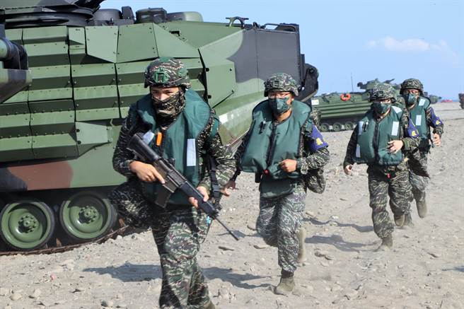 国军汉光38号演习第4天，海军陆战队在屏东加禄堂执行「联合登陆作战」操演。（谢佳潾摄）