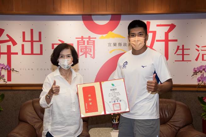宜兰县长林姿妙接见轻艇国手赖冠杰（右），并期盼赖冠杰持续为国争光。（宜兰县政府提供／李忠一宜兰传真）