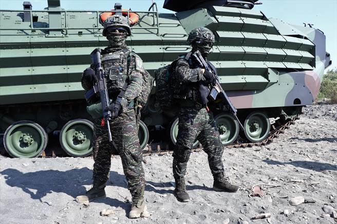 国军汉光38号演习第4天，海军陆战队在屏东加禄堂执行「联合登陆作战」操演。（谢佳潾摄）