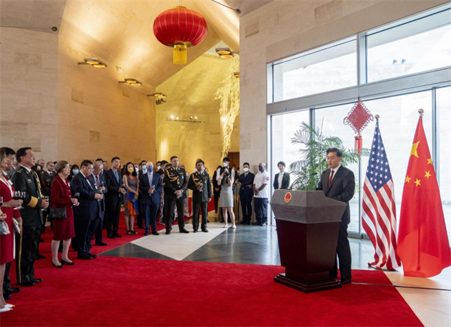 中国驻美国大使秦刚表示，如有人试图把台湾从中国分裂出去，中国军队必将採取坚决有力措施。（观察者网）