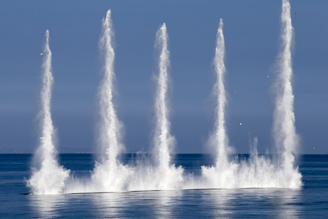 汉光38号演习28日上午在屏东加禄堂海边演练联合登陆作战，陆战旅、海、空军编成联合两栖特遣部队，採攻击军态势实施两栖突击作战，陆战队官兵搭乘AAV7两栖突击车登陆实施水中爆破清除障碍物，激起五条水柱。（黄子明摄）