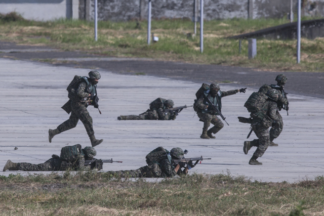 汉光38号演习28日上午在屏东加禄堂海边演练联合登陆作战，陆战旅、海、空军编成联合两栖特遣部队，採攻击军态势实施两栖突击作战，陆战队官兵搭乘AAV7两栖突击车登陆后，立即向敌人阵地展开攻击。（黄子明摄）