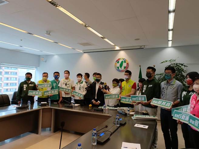台中市長參選人蔡其昌上午至台中市議會拜會民進黨團，強調將與黨團成員站在一起，為勝選共同努力；眾人高呼口號「我是行動派、我挺蔡其昌」。（謝瓊雲攝）