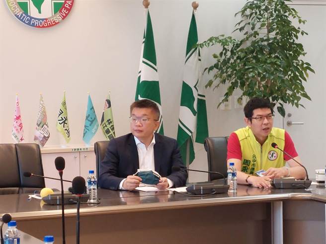 台中市長參選人蔡其昌（左）上午至台中市議會拜會民進黨團，並在黨團辦公室內聽取市議員們的意見，針對選戰與市政交流討論。（謝瓊雲攝）