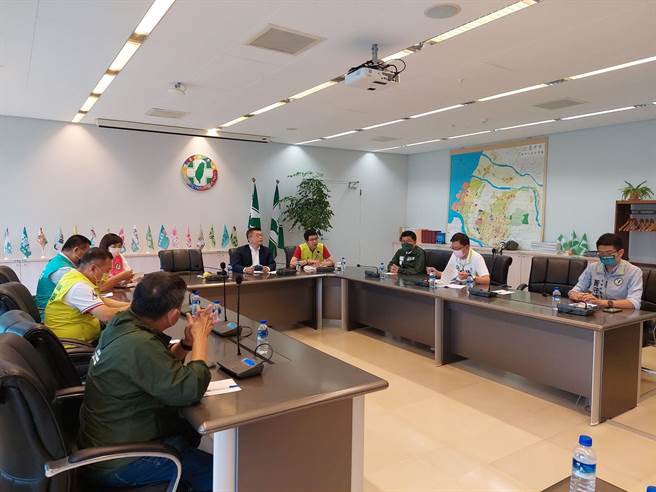 台中市長參選人蔡其昌上午至台中市議會拜會民進黨團，並在黨團辦公室內聽取市議員們的意見，針對選戰與市政交流討論。（謝瓊雲攝）